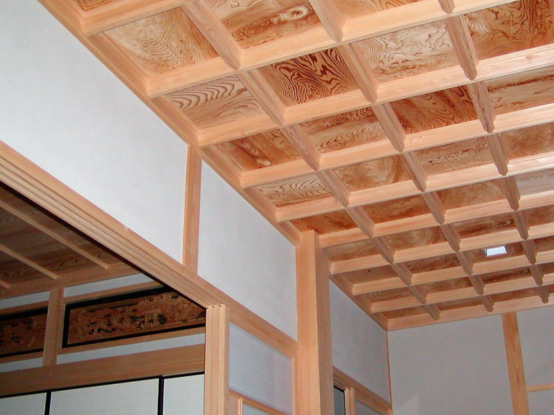 玄関の天井　２重格天　桟【さん】は檜　板は秋田杉で組んであります。