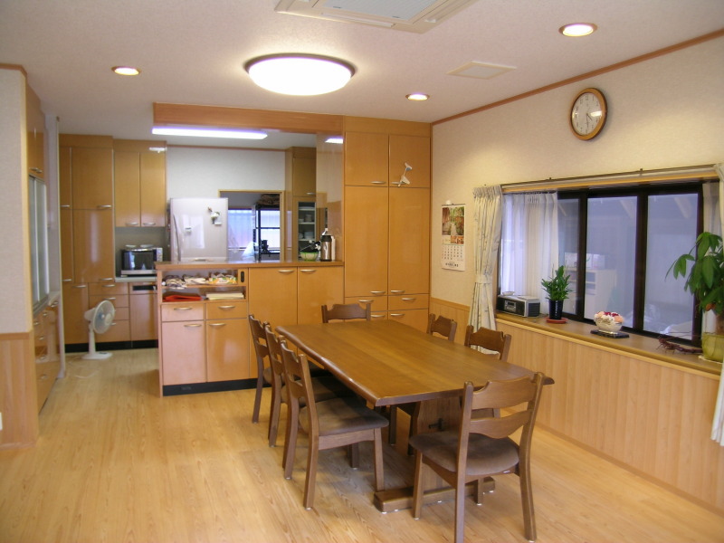 リビング（12畳）キッチン（4畳）対面式キッチンで人気のバーチ色のシステムキッチンはたっぷり収納